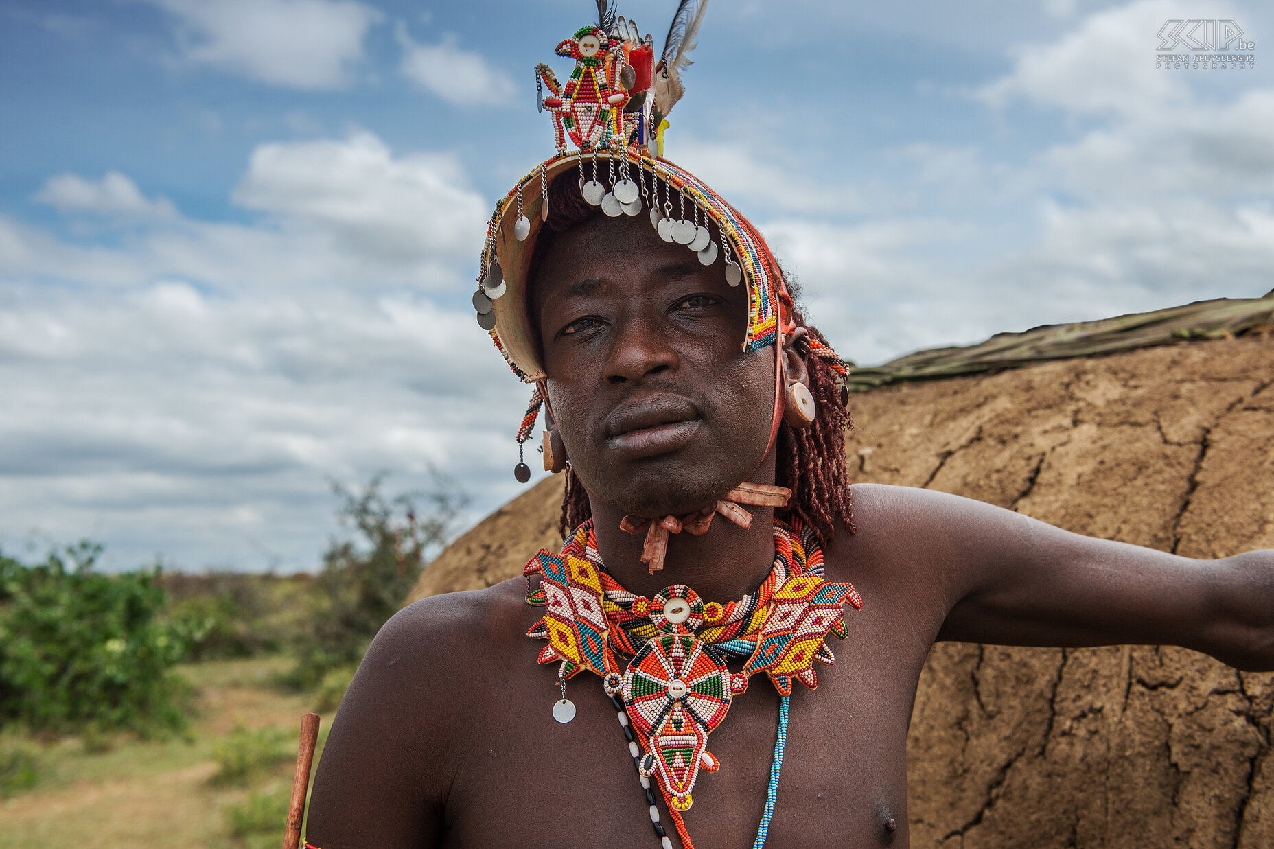 Kisima - Samburu lmuget - Moran Samburu morans adorn themselves with colorful beads, all kind of necklaces and bracelets and big earplugs. They color their hear using red. Some of them use a small cloth or a kind of sun cap to keep the braids in place. The sun cap is often decorated with beads, plastic flowers and feathers. Stefan Cruysberghs